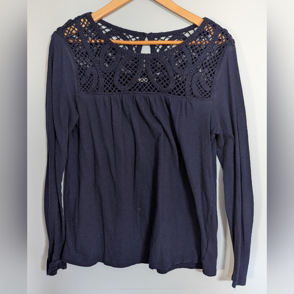 4/$10✨ GAP Navy Crochet Accent Blouse Women's Small‎